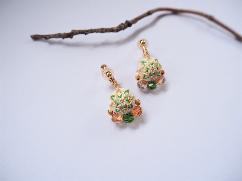 tachibanaya Japanese Temari earrings Fresh green SWAROVSKI 傳統工藝 手鞠球 刺繡 耳環 - 耳環/耳夾/耳骨夾 - 繡線 綠色