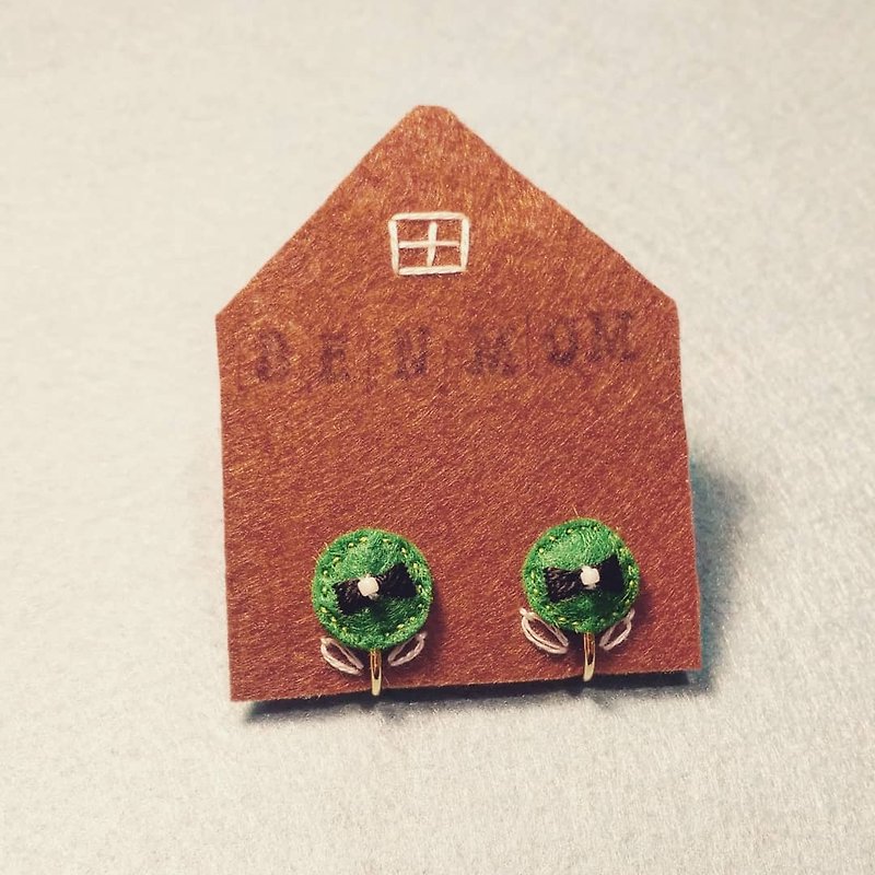 Engage in Jipi ㄚ A limited edition hand embroidery earrings ear clip - Earrings & Clip-ons - Thread Green