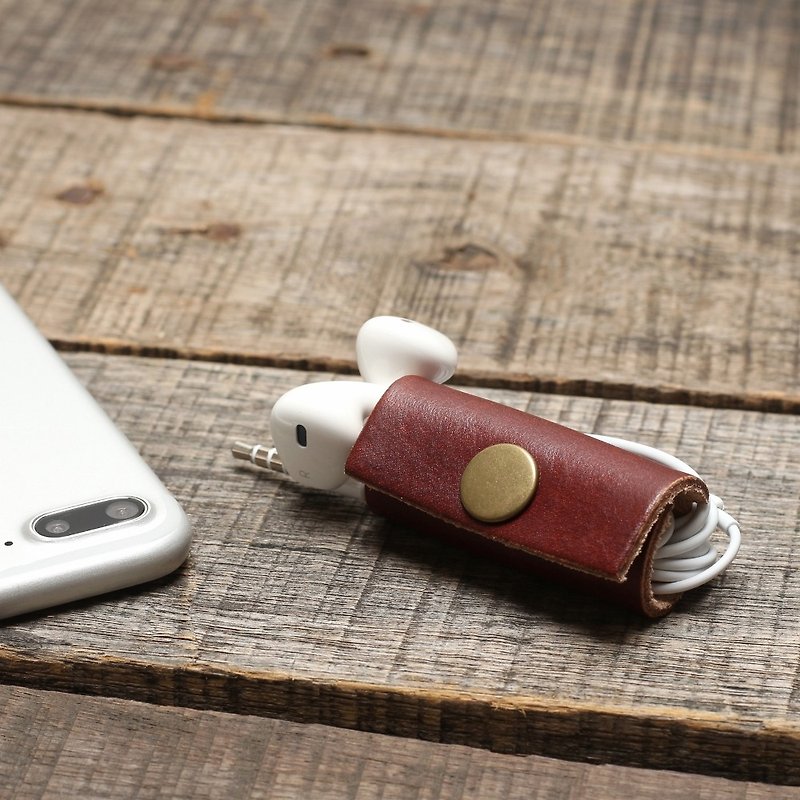 Minimal coffee red hand - dyed tanned leather hand - made earphone reel - หูฟัง - หนังแท้ สีนำ้ตาล