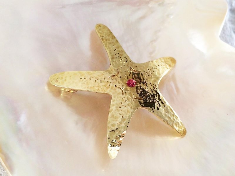 Starfish Pink Spinel Brass Brooch - เข็มกลัด - โลหะ สีทอง