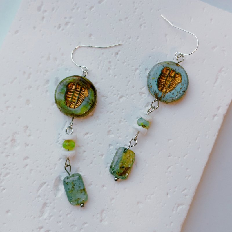 【Trilobite】 Glass Beads and Natural Stones Earrings - ต่างหู - แก้ว สีเขียว