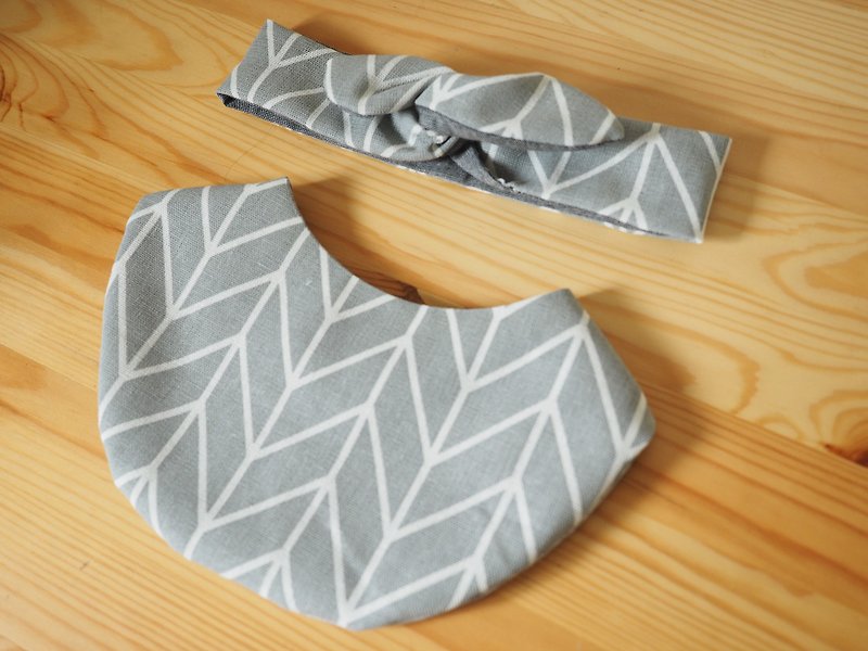 Handmade Baby bib and headband gift set - ผ้ากันเปื้อน - ผ้าฝ้าย/ผ้าลินิน สีเทา