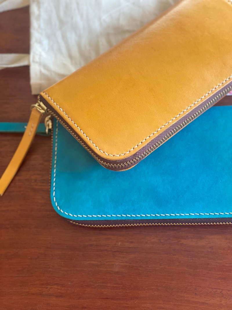 Long leather wallet in hand-dyed vegetable-tanned leather - กระเป๋าสตางค์ - หนังแท้ สีส้ม