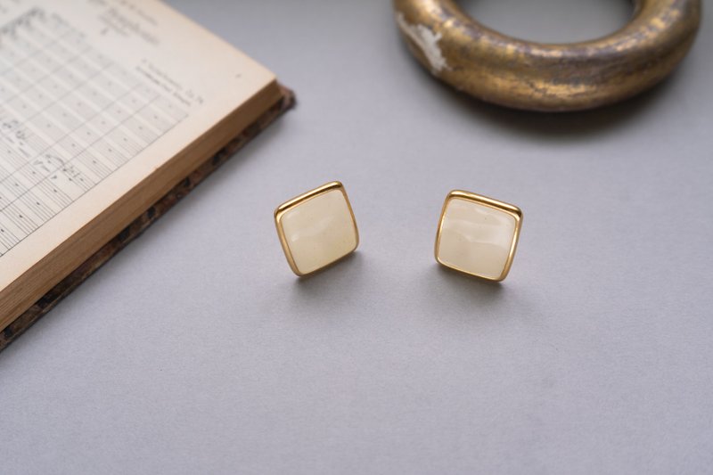 Monet American Antique Square Minimalist White Enamel Gold Clip-On Earrings - ต่างหู - โลหะ ขาว