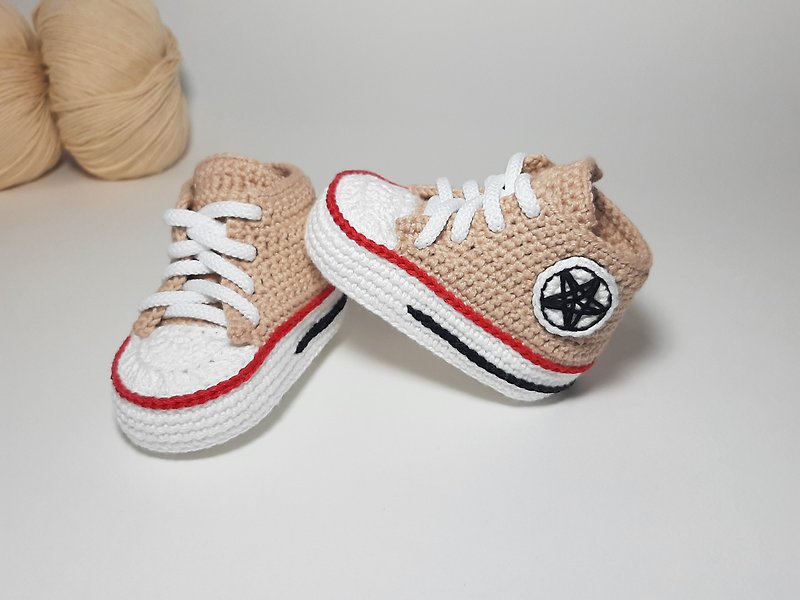 Baby beige sneakers boy or girl gift, newborn neutral gender crochet booties - รองเท้าเด็ก - ผ้าฝ้าย/ผ้าลินิน สีทอง