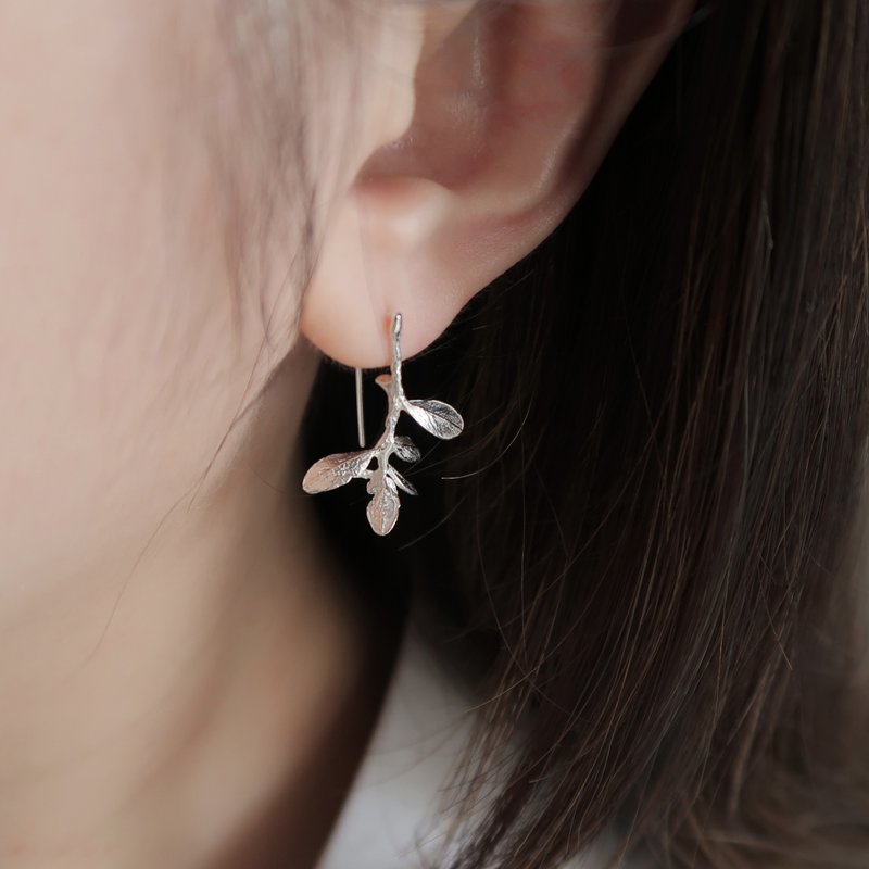 A pair of forest style 925 sterling silver asymmetric small leaf earrings and Clip-On - ต่างหู - เงินแท้ 