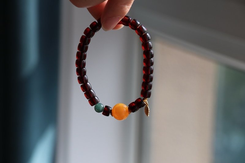 Natural raw mineral blood amber old Wax round beads dangerous material blue water jade design single circle bracelet bracelet s - สร้อยข้อมือ - เครื่องเพชรพลอย สีแดง