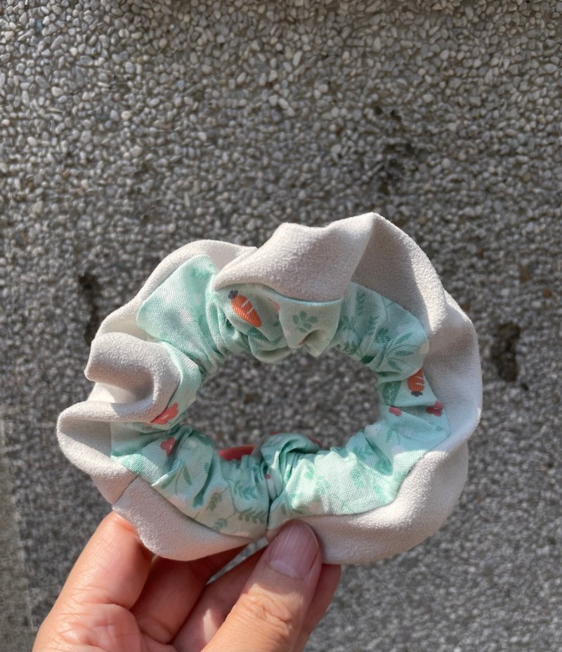 Chez。小物系列 - 麂皮絨製髮圈-珍珠白x綠底白兔 - 髮夾/髮圈 - 聚酯纖維 白色
