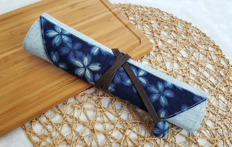 Imitation blue dyed flower pieces ~ environmental protection cutlery set / cutlery bag / cutlery storage bag (4 formats) - กล่องเก็บของ - ผ้าฝ้าย/ผ้าลินิน หลากหลายสี