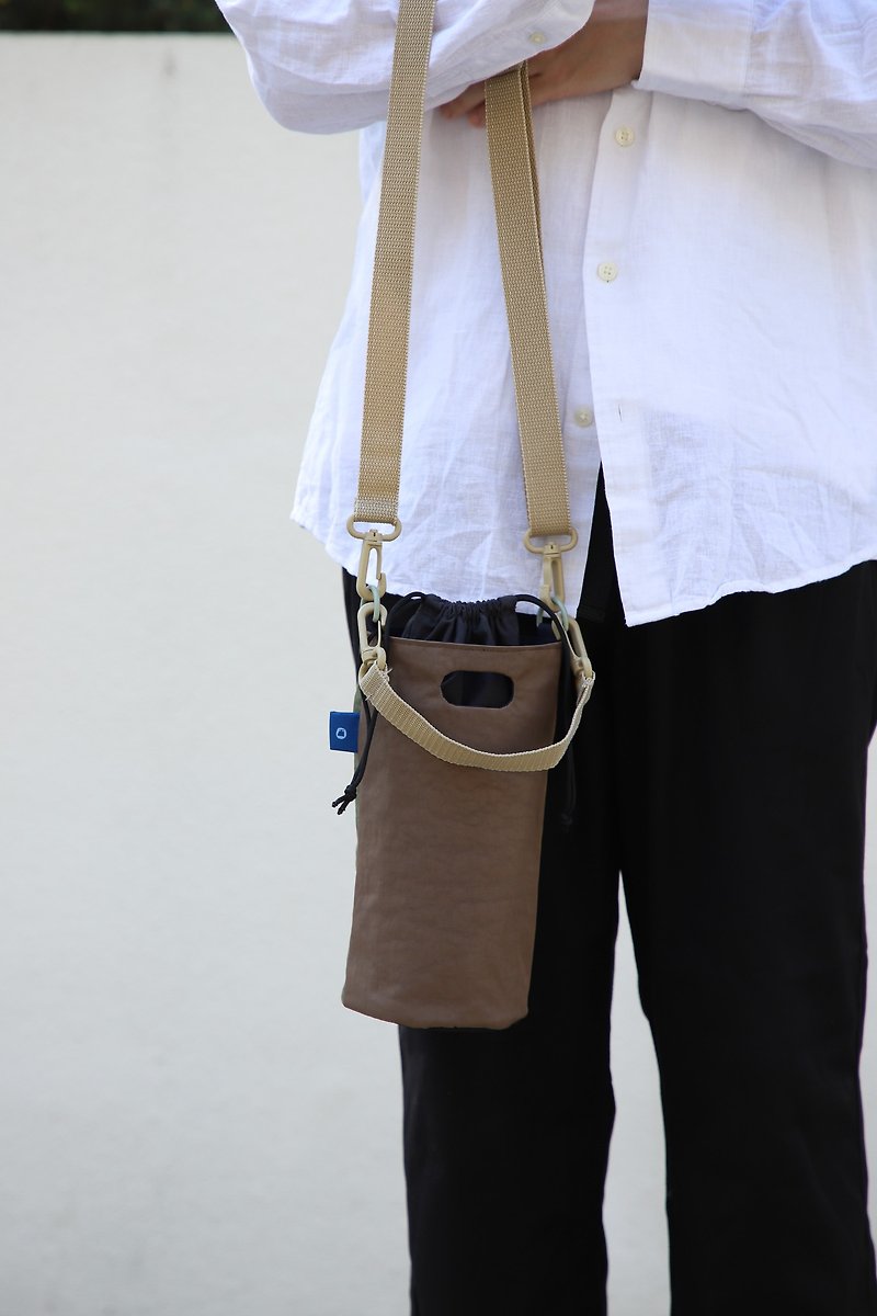 [Tse Studio] Carry a wine bag/dark green + coffee custom made for Taichung Ms. Chen - Handbags & Totes - Other Man-Made Fibers 