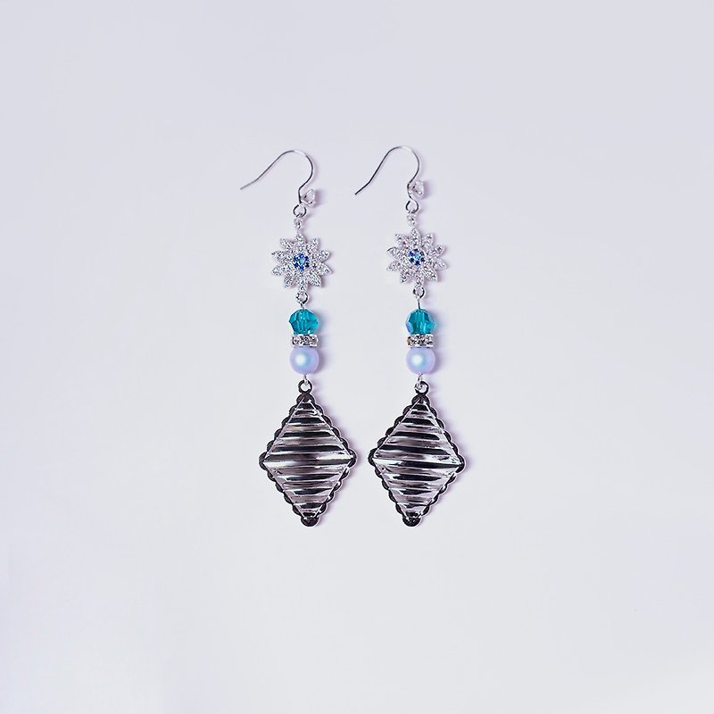 [Jocelyn Jocelyn] Deep metal pattern floral element crystal earrings for girlfriend Mother’s Day gift - Earrings & Clip-ons - Crystal Multicolor