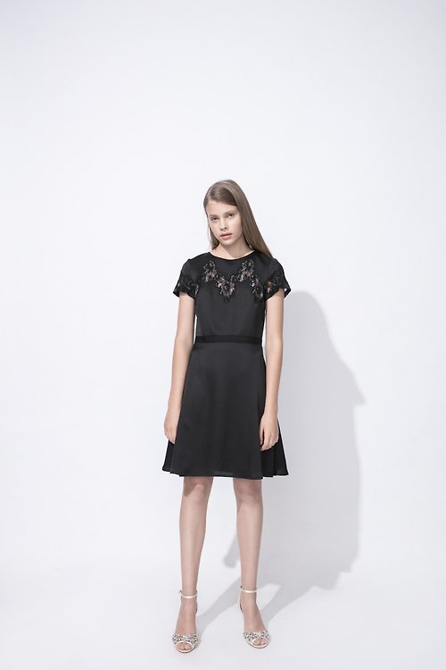PAMPER HEiRESS PH簍空蕾絲繡花黑色緞面洋裝