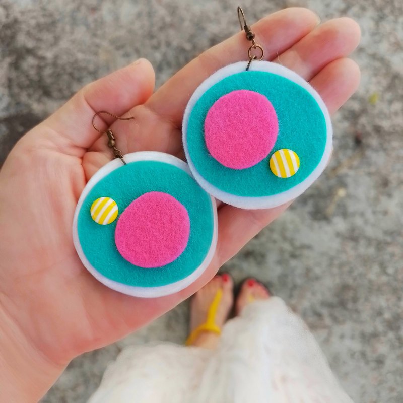 Cute colorful free-form dangle design with felt and beads - 耳環/耳夾/耳骨夾 - 其他材質 
