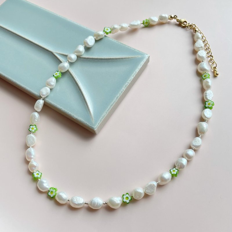 真珠 ネックレス グリーン - Tiny flower pearl necklace - green