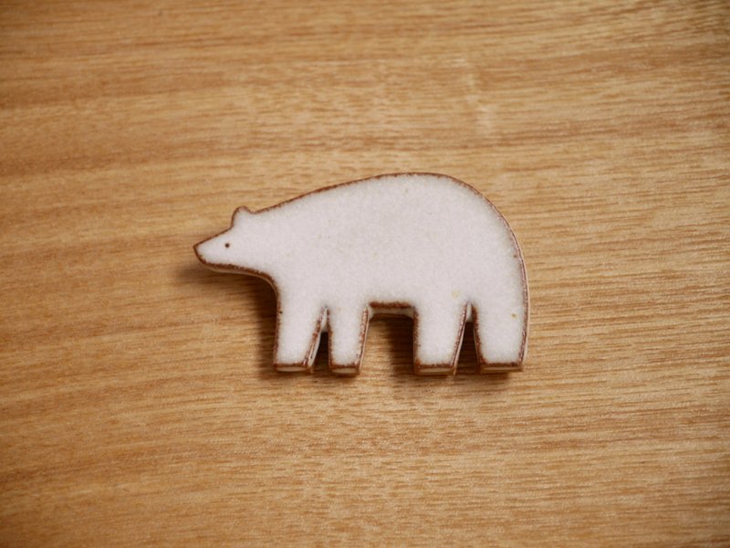 陶のシロクマのブローチ - 胸針 - 陶 白色