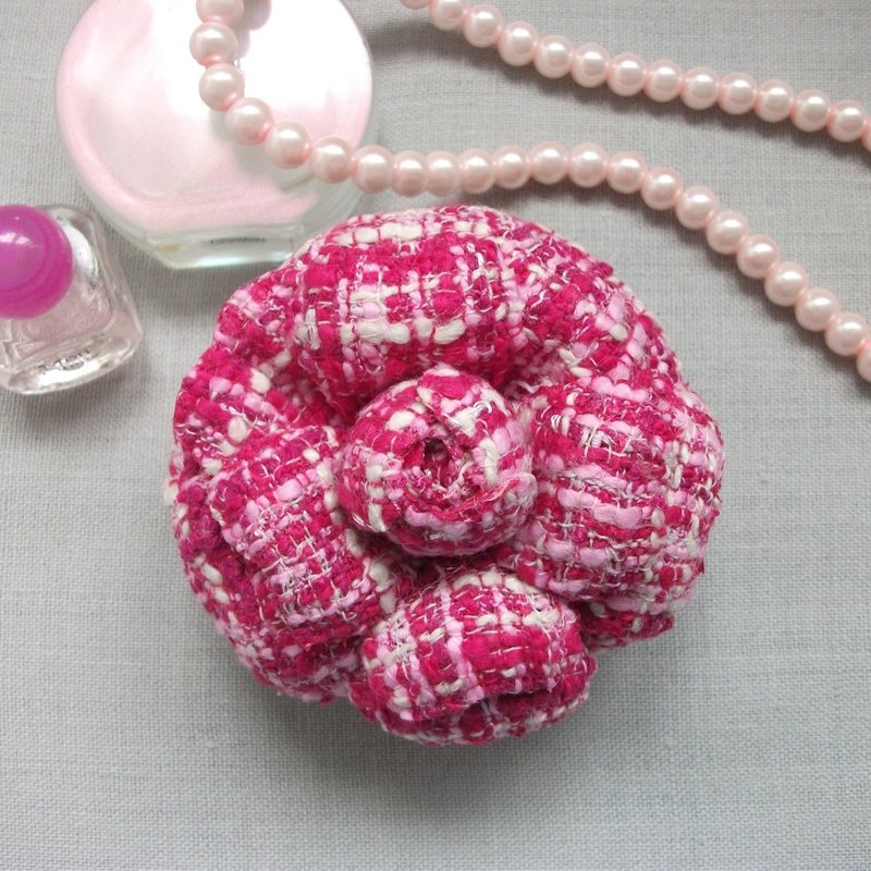 Camellia flower brooch in pink fabric - เข็มกลัด - ขนแกะ 