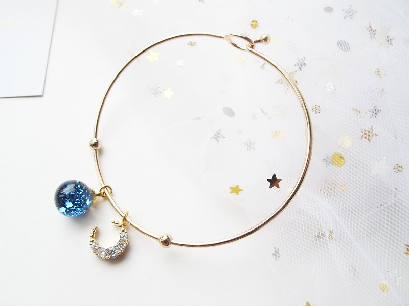 Rosy Garden blue glitter with water inside glass ball bangle - Bracelets - Glass Blue