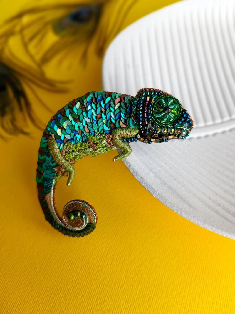 Beaded chameleon brooch handmade - 胸針 - 其他材質 綠色