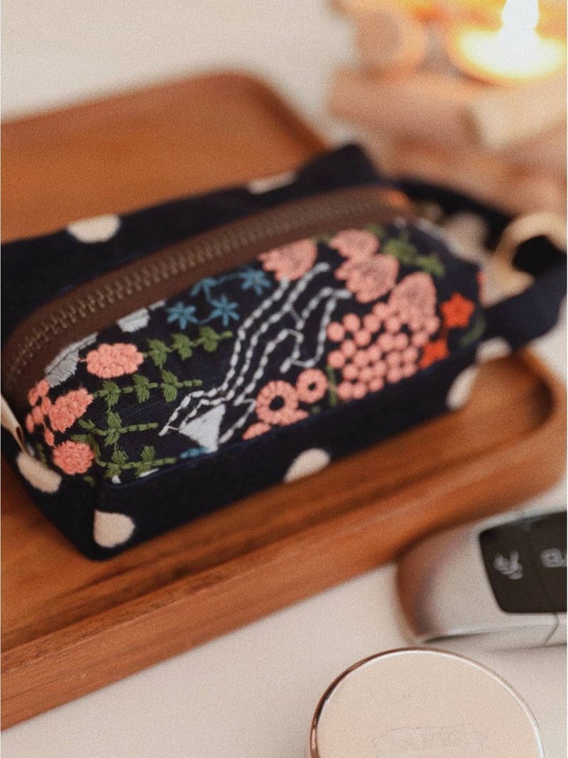 Handmade toast small square bag storage bag portable travel key bag - กระเป๋าเครื่องสำอาง - ผ้าฝ้าย/ผ้าลินิน สีน้ำเงิน