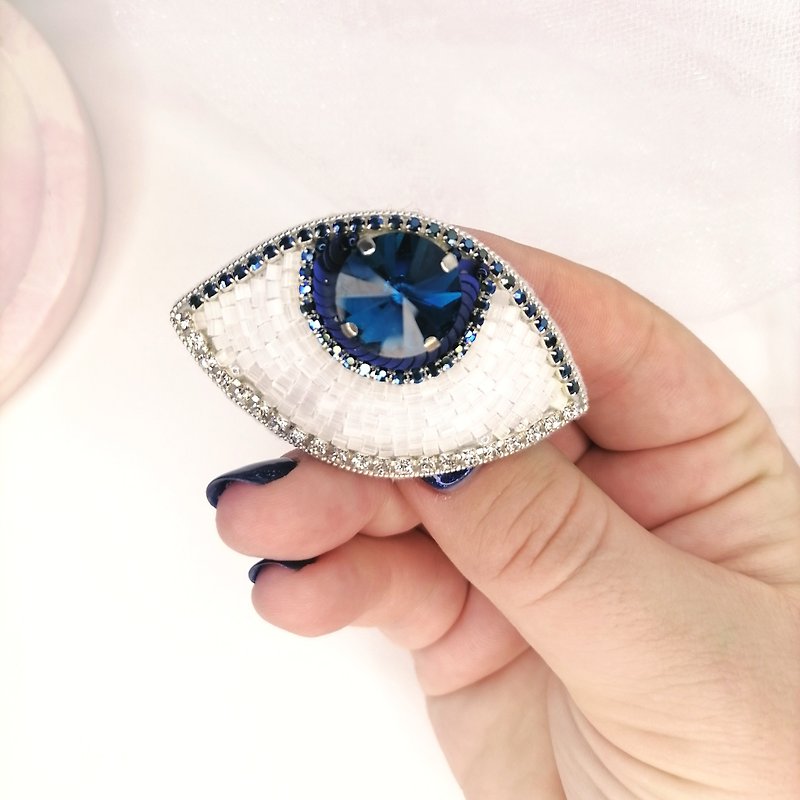 Evil eye brooch, Beaded brooch, Evil eye jewelry, Embroidery brooch, Eye brooch - 胸針/心口針 - 其他材質 白色