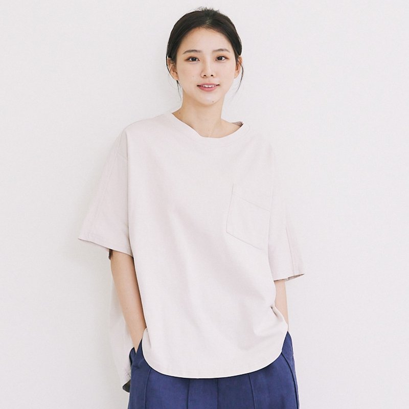 【Simply Yours】下擺圓弧落肩口袋T 麻本F - 女上衣/長袖上衣 - 棉．麻 卡其色