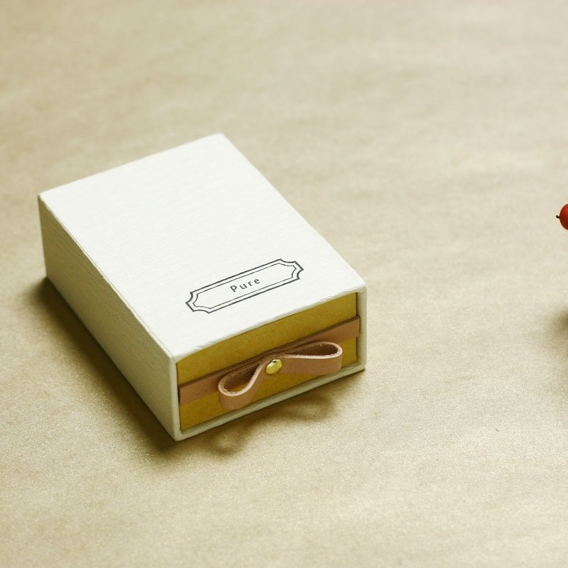 Pure // Cream) Sliding Box Leather ribbon A small box that conveys your feelings - Gift Wrapping & Boxes - Paper White