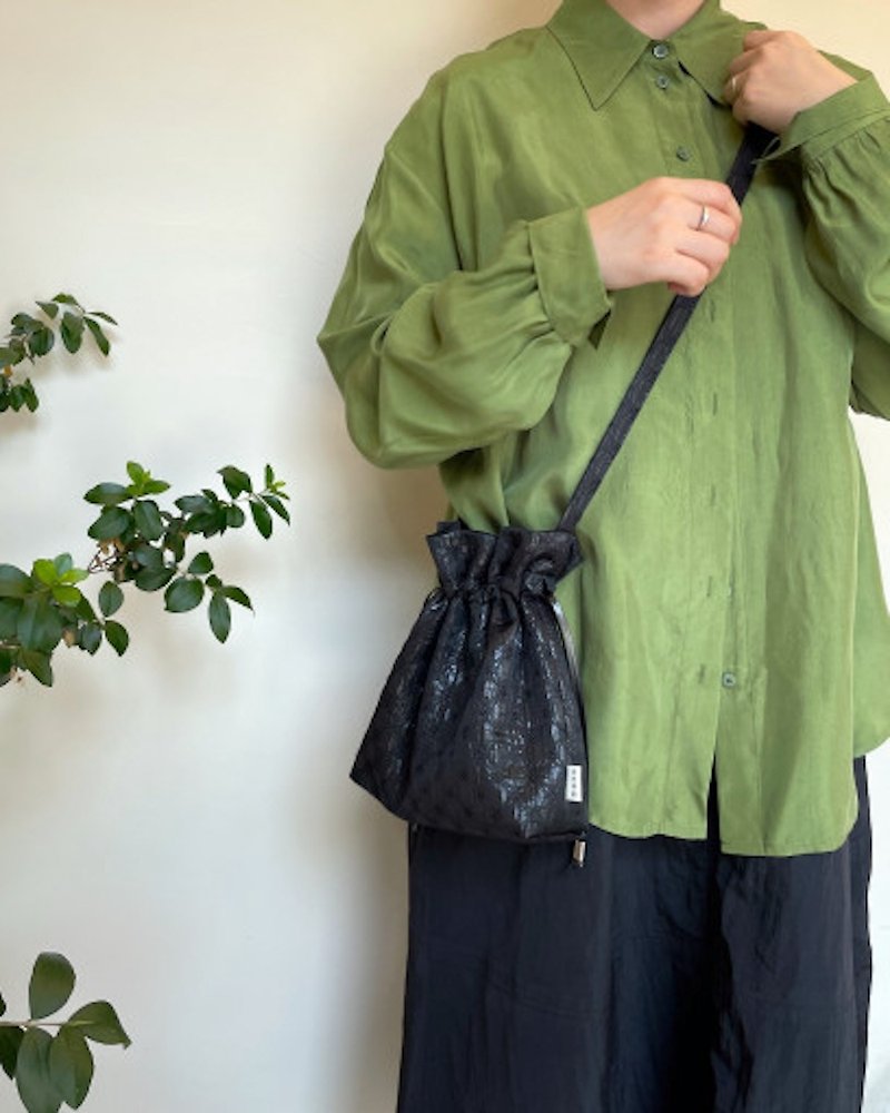 Drawstring cross bag - กระเป๋าแมสเซนเจอร์ - เส้นใยสังเคราะห์ สีดำ