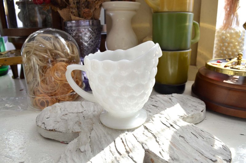 FIRE KING Bubble Creamer 奶白玻璃圓點奶壺 60s古董玻璃製品 - 茶壺/茶杯/茶具 - 玻璃 白色