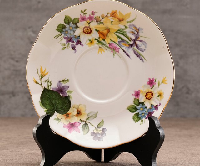 Vintage bone china tea cup and saucer marked St James - Shop Vintage bone china tea cup and saucer marked St James - Shop