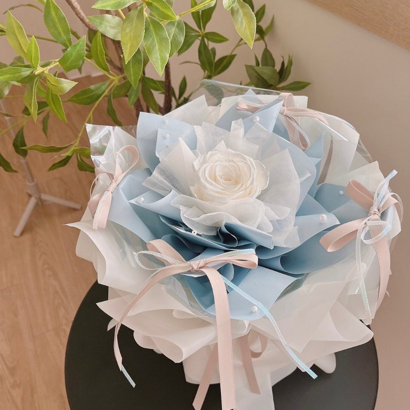 Ballerina style pearl rose everlasting bouquet - ช่อดอกไม้แห้ง - พืช/ดอกไม้ สีน้ำเงิน