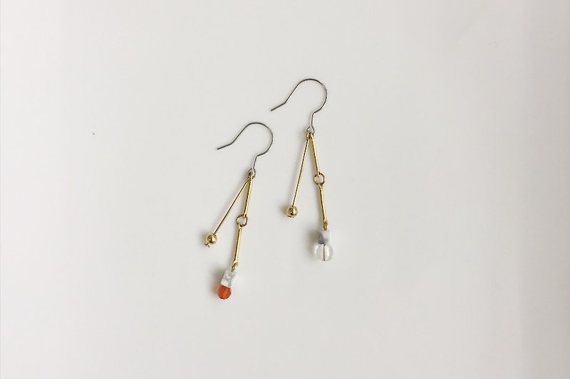Moss language series pearl brass asymmetric earrings - ต่างหู - โลหะ สีทอง