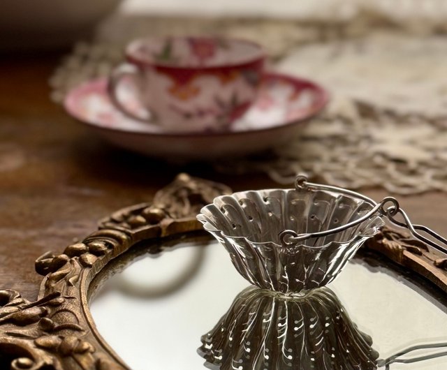 [フランス アンティーク]シルバーバケツ型 花蕾ティーストレーナー フランス アンティーク]シルバーバケツ型 花蕾ティーストレーナー