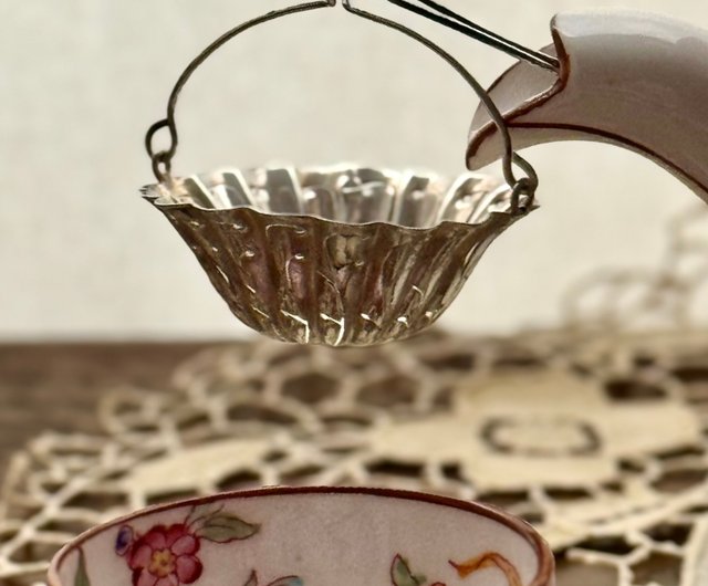 [フランス アンティーク]シルバーバケツ型 花蕾ティーストレーナー フランス アンティーク]シルバーバケツ型 花蕾ティーストレーナー