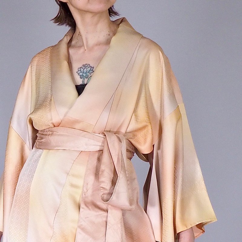 【日本製造】 柔軟絲綢和服長袍、吉祥圖案、漸層珊瑚粉、禮物 - 禮服/小禮服 - 絲．絹 粉紅色
