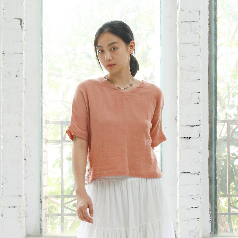 OMAKE wide collar half-sleeve top/double-layer gauze coral pink - Women's T-Shirts - Cotton & Hemp Pink