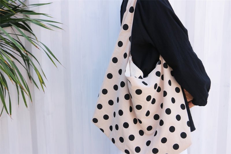 Lazy niche design handmade canvas polka dot bag bag women's bag shoulder bag - กระเป๋าแมสเซนเจอร์ - ผ้าฝ้าย/ผ้าลินิน สีกากี