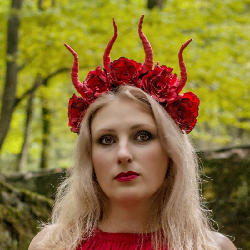 Demon Horns headpiece Flower woman crown Cosplay Festival headdress Devil horns - เครื่องประดับผม - วัสดุอื่นๆ สีแดง