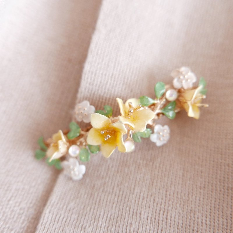 Small yellow flower with small white flower slingshot hairpin - Hair Accessories - Other Metals Multicolor