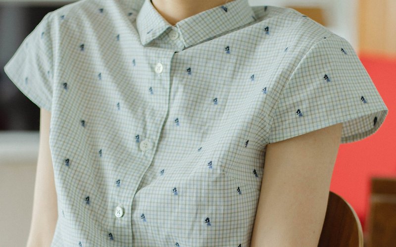 French retro girly art-dyed plaid pansy embroidered cotton short-sleeved shirt - เสื้อเชิ้ตผู้หญิง - ผ้าฝ้าย/ผ้าลินิน ขาว