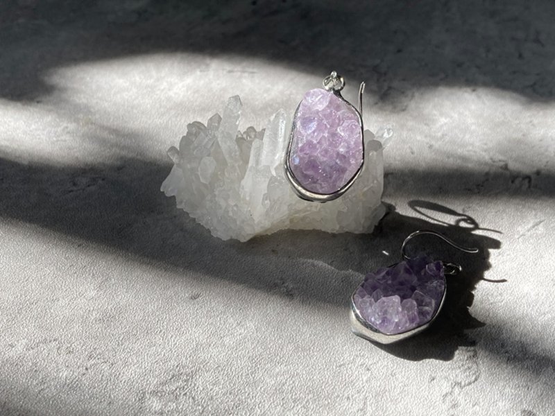 【紫水晶晶簇B。耳勾】晶洞、天然紫水晶芽|單品保證|耳環、耳鉤 - 耳環/耳夾/耳骨夾 - 其他材質 紫色