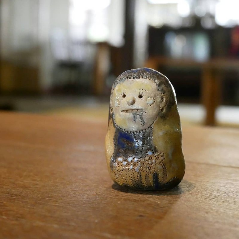 よだれをたらしている女の子のセラミック手作りの魅力 - 花瓶・植木鉢 - 陶器 