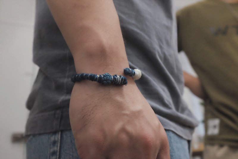 Indigo dyed wool bracelet no.2/6 with trade beads - สร้อยข้อมือ - ขนแกะ สีน้ำเงิน