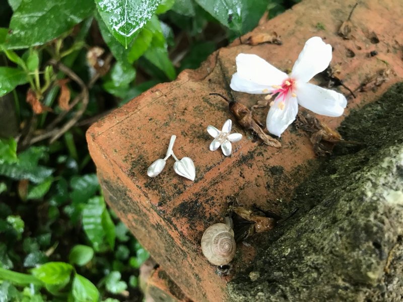  【客家】油桐花不對稱耳環 - 耳環/耳夾/耳骨夾 - 純銀 銀色