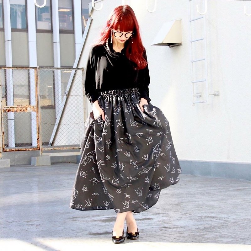 Paper crane print skirt - กระโปรง - เส้นใยสังเคราะห์ สีดำ