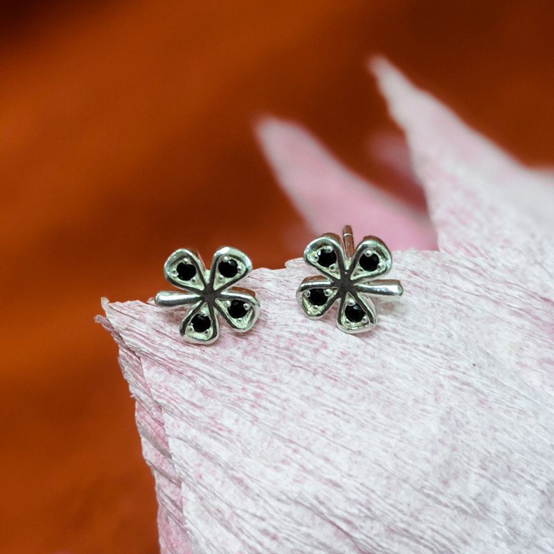 Four Clover Bud Earrings With Black Stone Facets AG999 | Jewelry Art Studio - ต่างหู - เงิน สีเงิน