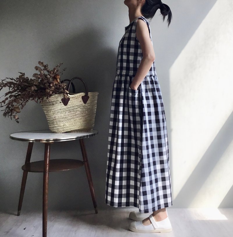 Heijiajia/pure cotton black and white square plaid sleeveless long dress/dress with straps on both sides 100% cotton - ชุดเดรส - ผ้าฝ้าย/ผ้าลินิน 