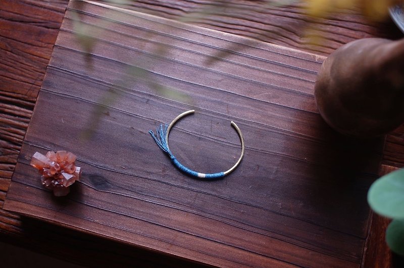 京都絕色【月光】— 富士 留白藍染黃銅手鐲 - 手鍊/手環 - 銅/黃銅 藍色