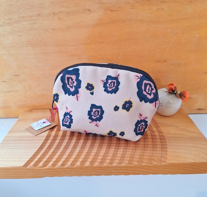設計款印花化妝包-台灣歐洲花 - 化妝包/收納袋 - 聚酯纖維 