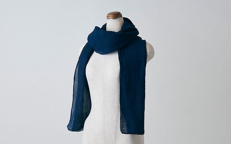 【New color】 100th number of plant dyeing linen stall iron navy blue color (Torokonro) - Scarves - Cotton & Hemp Blue