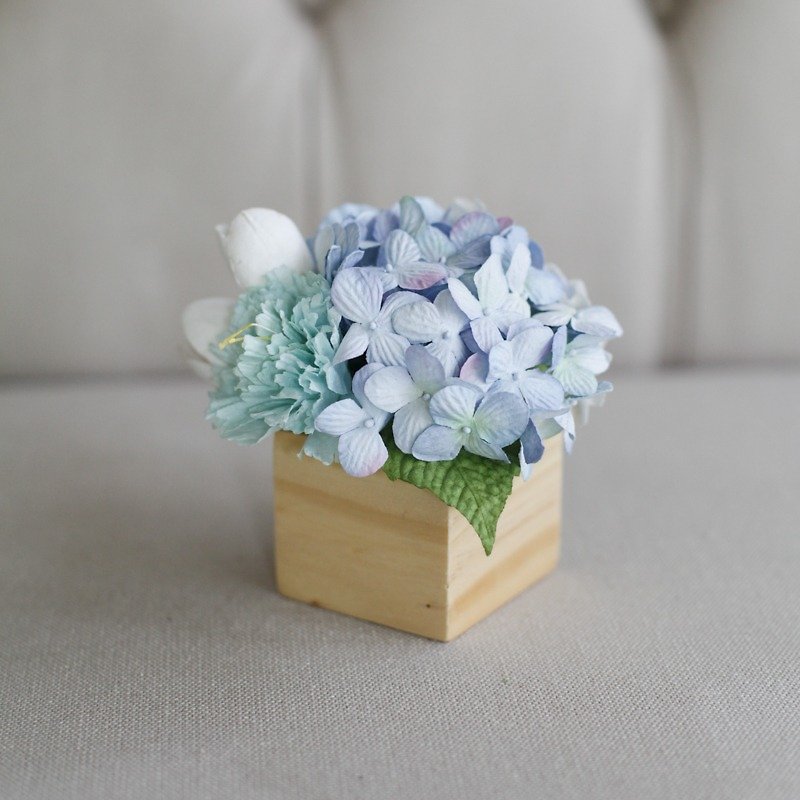 CP109 : ดอกไม้ในกล่องไม้ สำหรับประดับตกแต่งโต๊ะคาเฟ่ร้านขนม ในโทนสีฟ้า - ของวางตกแต่ง - กระดาษ สีน้ำเงิน